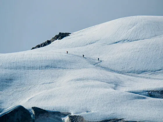 élitisme en montagne - alpinistes marchant sur un glacier