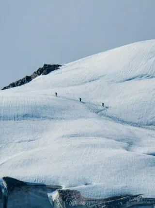 l'élitisme en montagne - alpinistes marchant sur un glacier