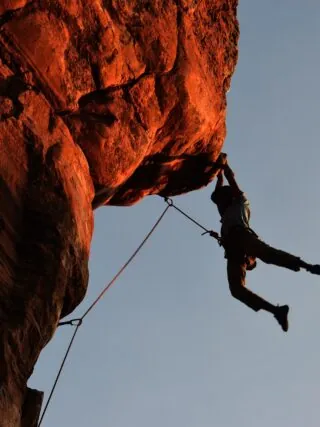 Grimpeur sur une voie extérieure